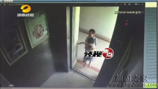 2歲女孩隨熊孩子出了電梯以后又被強(qiáng)行抱回電梯中獨(dú)自一人